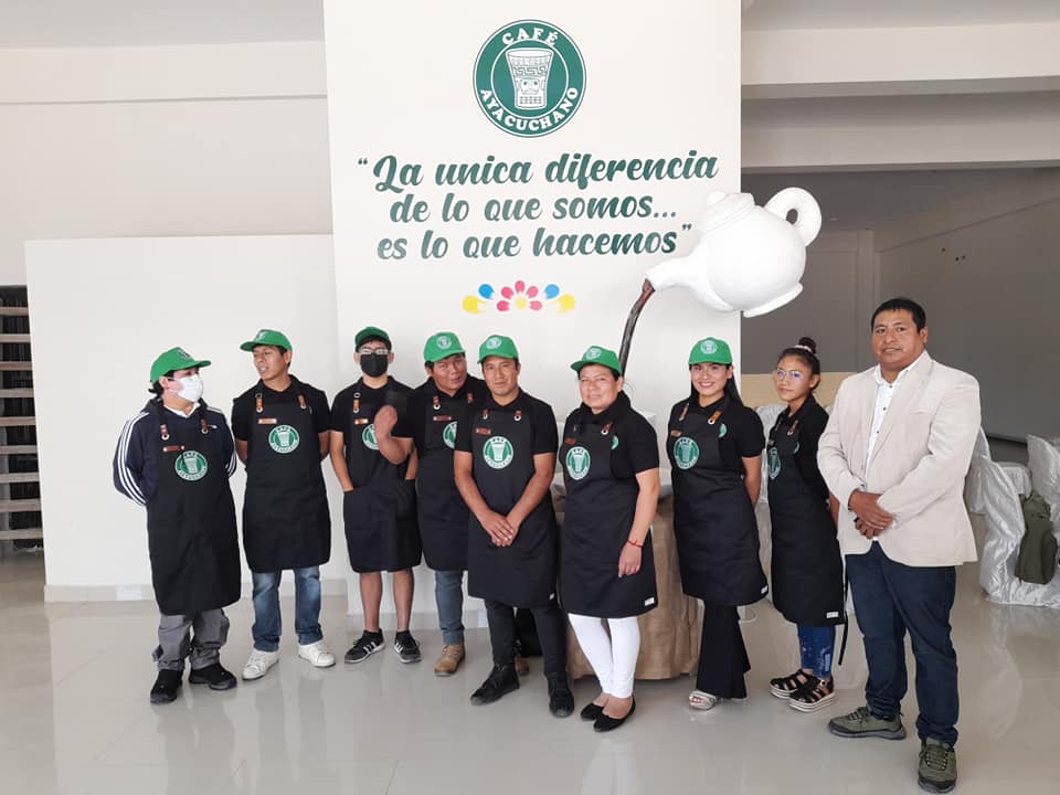 Persona enseñando en un taller de café