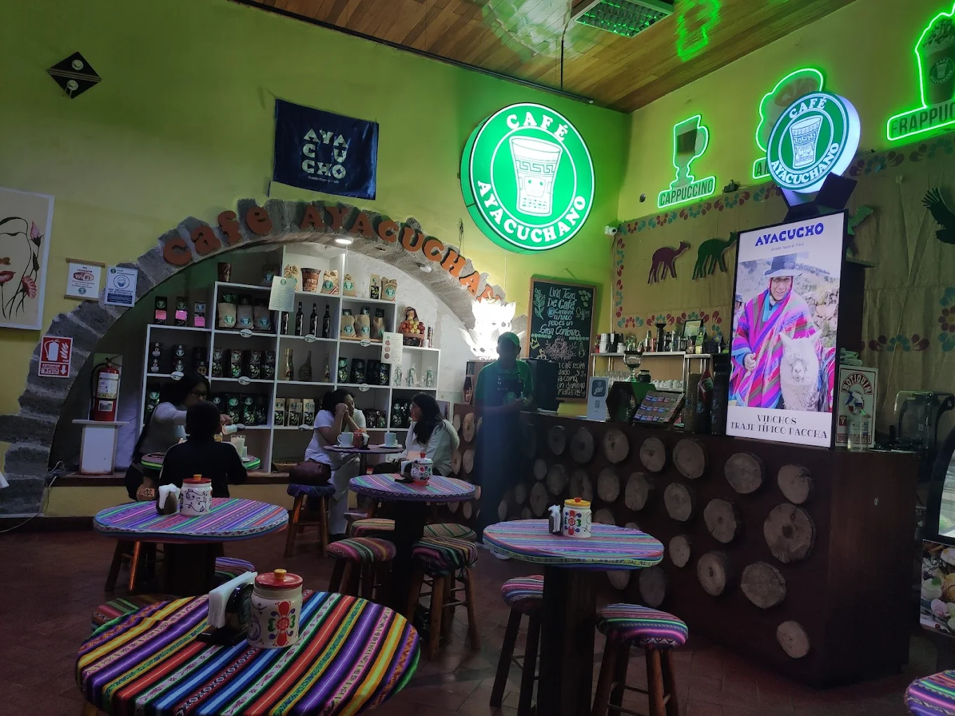 Taza de café y granos en una mesa